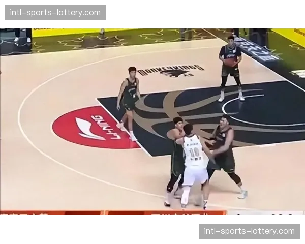 CBA重罚赛场投掷杂物行为，涉事球迷被禁止观赛一年